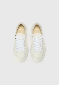 Weiße Leder-Sneaker mit runder Spitze, weißen Schnürsenkeln und weicher beige Innenausstattung. Verfügt über eine strukturierte Sohle und ein minimalistisches Design.