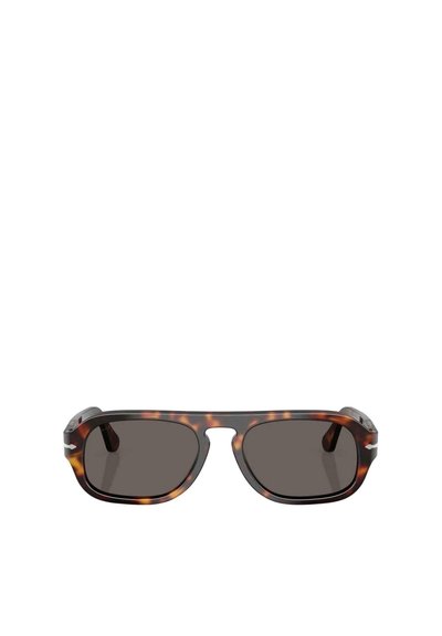 Occhiali da sole tartarugati con lenti scure, forma rettangolare, montatura in plastica spessa e un design sobrio. Presentano dettagli in metallo sulle tempie.