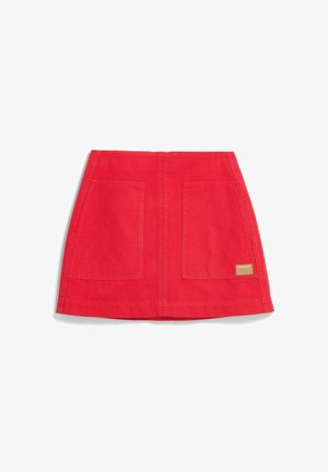 Roter Minirock aus Baumwolle mit zwei Vordertaschen, sichtbaren Nähten und einem kleinen goldfarbenen Logopatch am Bund.