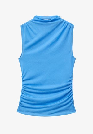 Ärmelloses hellblaues Oberteil mit hohem Rundhalsausschnitt und seitlicher Raffung, aus weichem, dehnbarem Stoff.