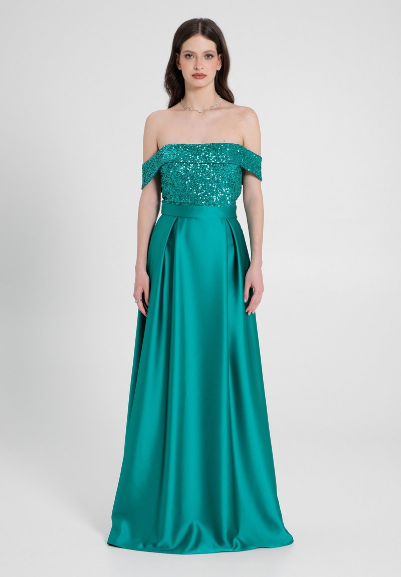 Abito da sera teal con bodice in sequins a spalle scoperte e gonna fluida in satin, con pieghe e vita aderente.