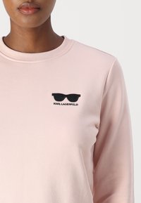 KARL LAGERFELD OVERSIZED EMBROIDERED SUNGLASSES - Camisola - rose smoke