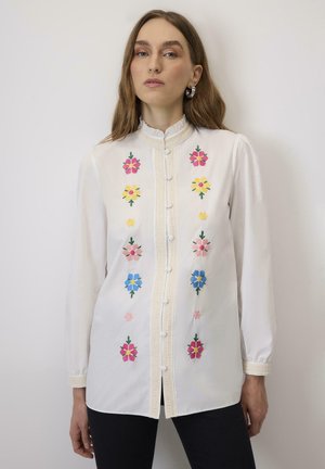 FLOWER EMBROIDERIED - Blúzka so zapínaním na gombíky - ecru