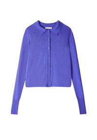 Cardigan viola a maniche lunghe con colletto, caratterizzato da una chiusura frontale con bottoni e un tessuto testurizzato. Lunghezza cropped con maniche dritte.