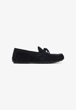 Mocassino da guida in camoscio nero con cuciture mocassino e dettagli con lacci, suola in gomma con borchie antiscivolo.