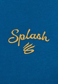 Tessuto blu con una trama a righe, caratterizzato da testo ricamato in oro "Splash" e linee dorate decorative.
