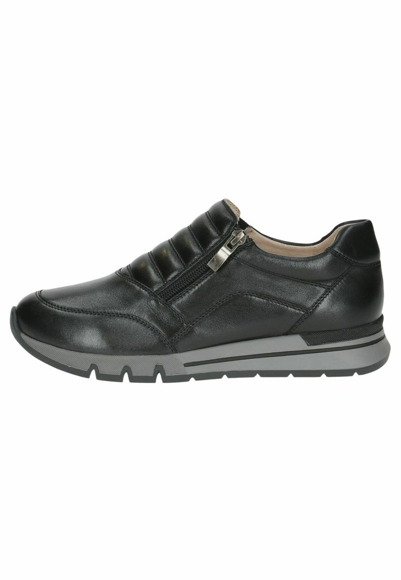 Sneaker nera in pelle con chiusura a zip, parte superiore imbottita, dettagli testurizzati e suola in gomma grigia con scanalature per aderenza.