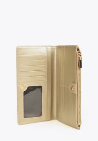 Zlatá peněženka s hladkým, kovovým povrchem. Obsahuje více přihrádek na karty, průhledné okno na identifikaci a zipovou kapsu.