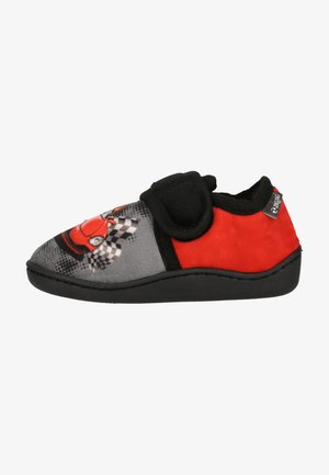 Chausson enfant rouge et gris avec semelle noire, avec un motif voiture de course et drapeau à damier, et une bride noire réglable.