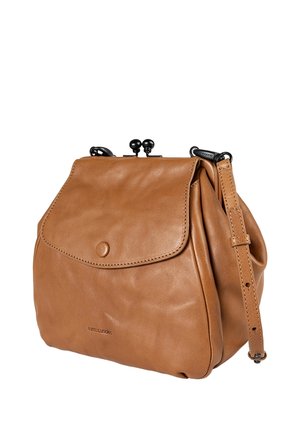 Brun læder crossbody taske med frontklap, knaplukning, justerbar rem og sort metalspænde på toppen.