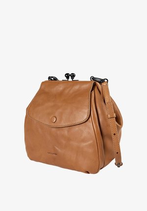 Bruine leren crossbodyhandtas met een voorflap, knoopsluiting, verstelbare riem en zwarte metalen gesp bovenop.
