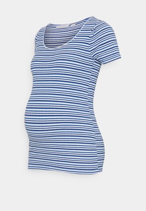Camiseta premamá de rayas horizontales azules y blancas de manga corta con escote redondo sobre un fondo claro y liso.