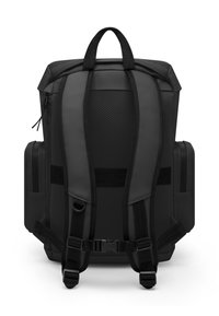 Svart ryggsäck med vadderad meshbak, justerbara remmar och handtag upptill. Funktioner inkluderar sidofickor och en strukturerad yta.