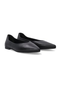Zwarte lederen balletschoentjes met een puntige neus en minimalistische constructie; platte zool, gladde textuur, geen zichtbare hardware.