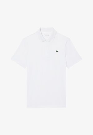 Weißes Polohemd mit kurzen Ärmeln, Kragen und Knopfleiste mit zwei Knöpfen, mit einem kleinen grünen Krokodil-Logo auf der linken Brust.