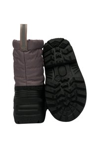 Bota de nieve acolchada morada con una suela de goma negra texturizada que presenta patrones de surcos profundos y una tira de tela en forma de bucle en la parte trasera.