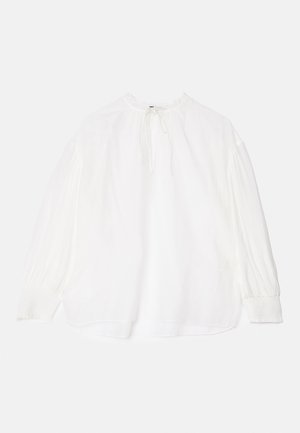 Blouse blanche avec des manches longues et froncées, un col noué et une coupe décontractée. Présente un tissu légèrement texturé et des poignets élastiques.