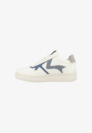 Weiße Sneaker mit blauen und Denim-Akzenten, strukturierter Materialoberfläche, runder Zehenpartie, Gummisohle und einem gemusterten Detail am Fersenbereich. Mit Schnürsenkeln.