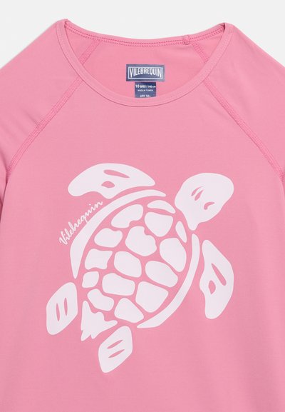 Ροζ παιδικό μπλουζάκι κολύμβησης με λευκό γραφικό χελώνας και λογότυπο Vilebrequin κάτω από τον λαιμό, μέγεθος 10 ετών, προστασία UPF 50+.