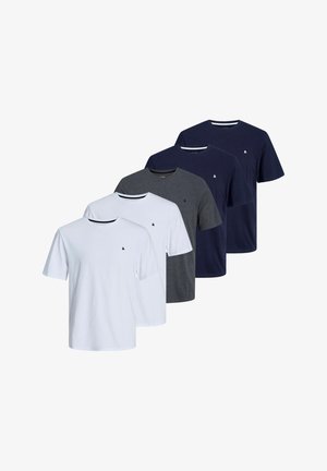 Cinque t-shirt a maniche corte con collo a giro in bianco, grigio scuro e blu navy, ciascuna con un piccolo logo ricamato sul petto.