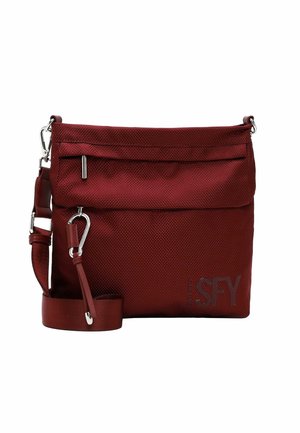 Sac bandoulière rouge texturé avec poche zippée à l'avant, bandoulière réglable et ferrures argentées, affichant un logo discret embossé dans le coin inférieur droit.