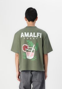 Abercrombie & Fitch - NAIVE HAND - Print T-shirt - green Thumbnail Image 1