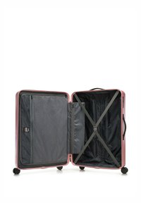 Pinkfarbener Hartschalen-Koffer mit offenem Design, ausgestattet mit einem Netzreißverschlussfach und Kreuzgurten für sicheres Packen. Glatte Rollen und Griffe sind enthalten.