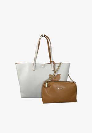 Due borse: una grande tote bianca con manici marroni e una borsa a tracolla marrone più piccola con tracolla a catena dorata.