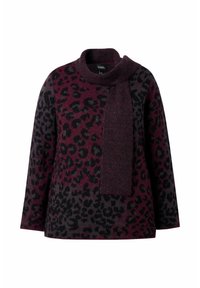 Langärmeliger Pullover mit Leopardenmuster in Dunkelrot und Schwarz, mit einem integrierten Strickschal-Detail am Kragen.