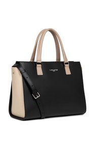 Sac à main structuré en simili cuir noir et beige. Comprend deux poignées supérieures et une bandoulière réglable. Accents en matériel argenté.