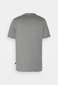 Grå bomulds t-shirt med rund halsudskæring og korte ærmer. Enkelt design, blød tekstur og et lille stofmærke på sidesømmen.