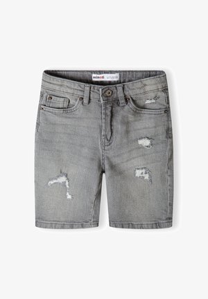 Szürke farmer rövidnadrág, klasszikus dizájnnal, kopott részletekkel, rojtos szélekkel és öt zsebes stílussal.