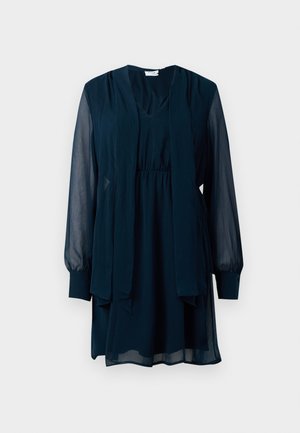 Sötétkék, hosszú ujjú ruha áttetsző ujjakkal, V-nyakú, behúzott derékkal és elülső, hozzá csatolt hosszú sálnyakkal.