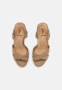 Beige Wildleder-Sandalen mit überkreuzten Riemen, offener Zehenpartie und Slingback-Design. Verfügt über eine weiche Schaumstoff-Innenauskleidung für zusätzlichen Komfort.