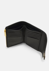 Portafoglio in pelle nera con finitura testurizzata, dotato di più slot per carte, una cerniera dorata e un compartimento per monete.