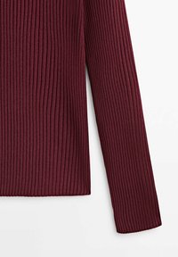 Pull en maille côtelée à manches longues en bordeaux profond avec texture verticale sur un fond blanc uni.