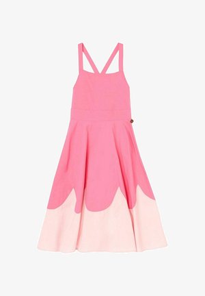 Rosa ärmelloses Kleid mit gekreuzten Trägern und einem ausgestellten Rock mit hellrosa wellenförmigem Saum.