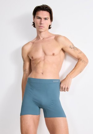 Miesten aqua-väriset boxerit, jotka on valmistettu sileästä kankaasta. Niissä on leveä vyötärönauha, jossa lukee "SLOGGI", ja ne ovat hyvin istuvat.