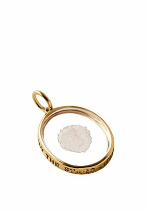 Colgante redondo de oro con centro transparente que sostiene una pequeña concha blanca, con anilla para enganchar a la cadena.