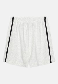 Grå bomullsshorts med elastisk midje, med svarte sidestriper og en myk, teksturert finish. Ingen lommer synlige.