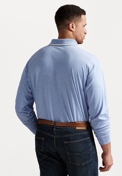 Polo de culoare albastră deschisă, cu mânecă lungă, având un guler clasic. Purtați-l cu blugi negri și o curea din piele maro. Textură simplă. Vedere din spate.