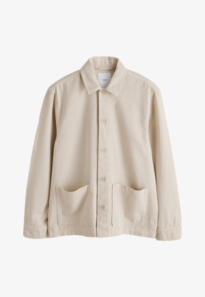Veste beige boutonnée avec col et deux grandes poches avant, en tissu robuste, présentée sur fond blanc.