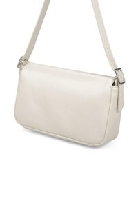 Bolso bandolera de imitación cuero en color crema con forma rectangular, correa ajustable, textura suave y diseño minimalista. Acabados en hardware plateado.