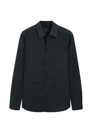 Zwart overhemd met lange mouwen, knopen en kraag, met een borstzak en twee onderste voorzakken.