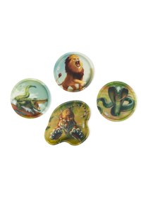 Conjunto de cuatro platos con ilustraciones de animales: león, cocodrilo, cobra y tigre. Formas redondeadas e irregulares con impresiones coloridas.