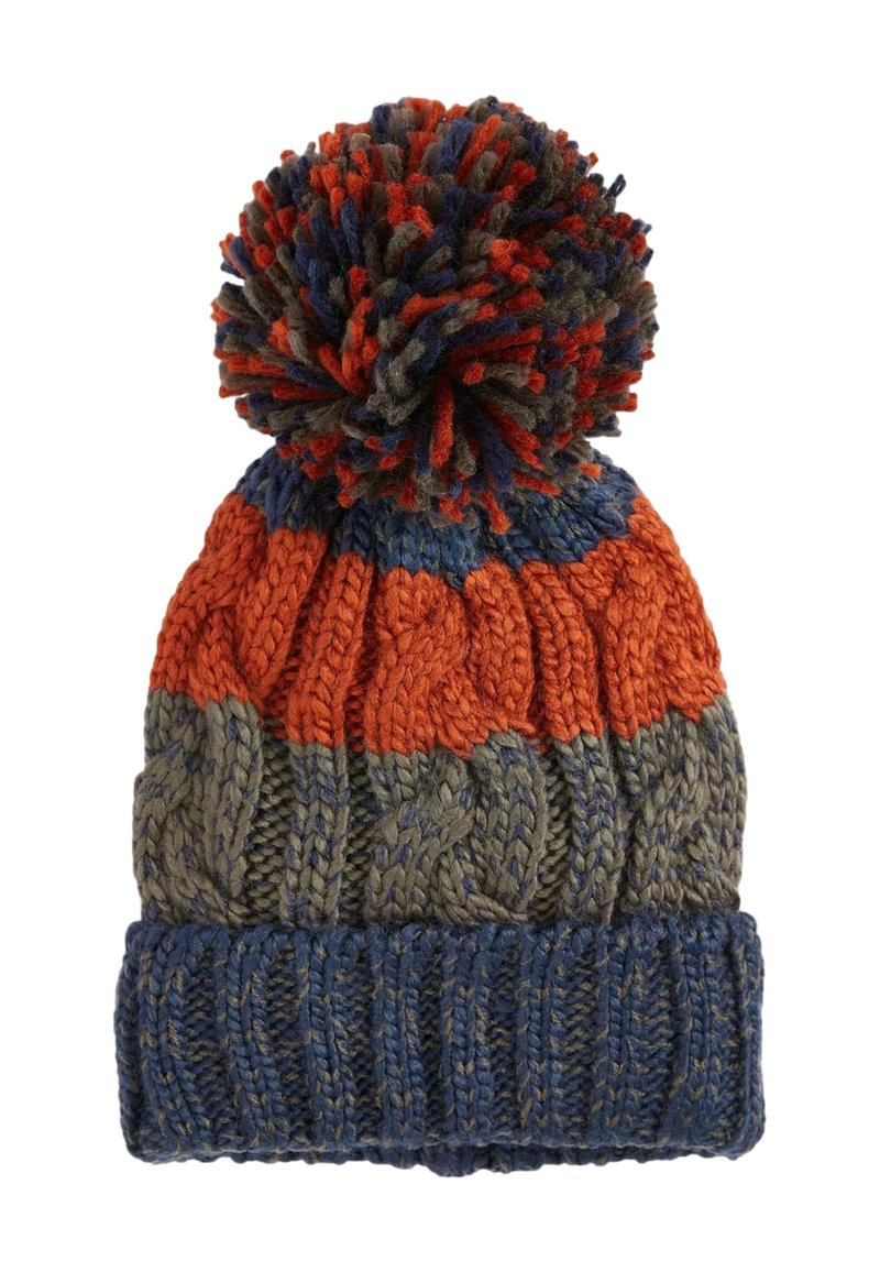 Gebreide beanie met een multicolore ontwerp in oranje, blauw en groen. Het heeft een grote harige pompon bovenop en een geribbelde manchet.