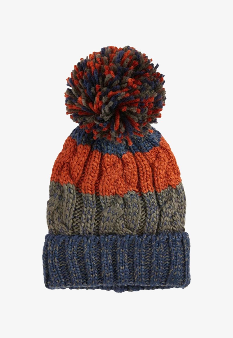 Pletene šešir s višebojnim uzorkom u kojem dominiraju narančasta, plava i zelena boja. Na vrhu ima veliki pahuljasti pom-pom i rebrasti rub.