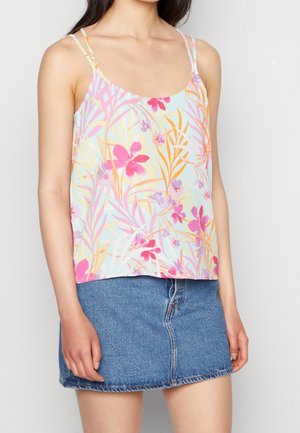 Débardeur fleuri en bleu clair avec des motifs de fleurs roses et orange ; tissu léger, bretelles fines et coupe décontractée, associé à une jupe en denim.