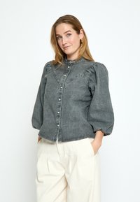 Nevybrané, light grey