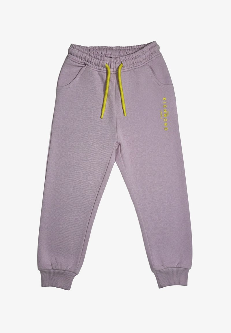 Pantaloni della tuta lilla con coulisse gialle, vita e polsini elasticizzati, tasche laterali e scritta gialla "Richmond" sulla coscia destra.